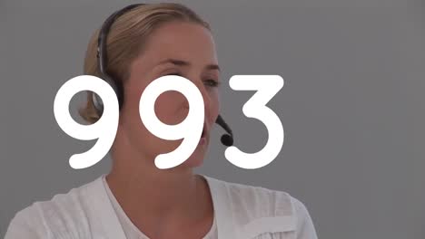 animación de números cambiantes sobre una mujer con auriculares de teléfono