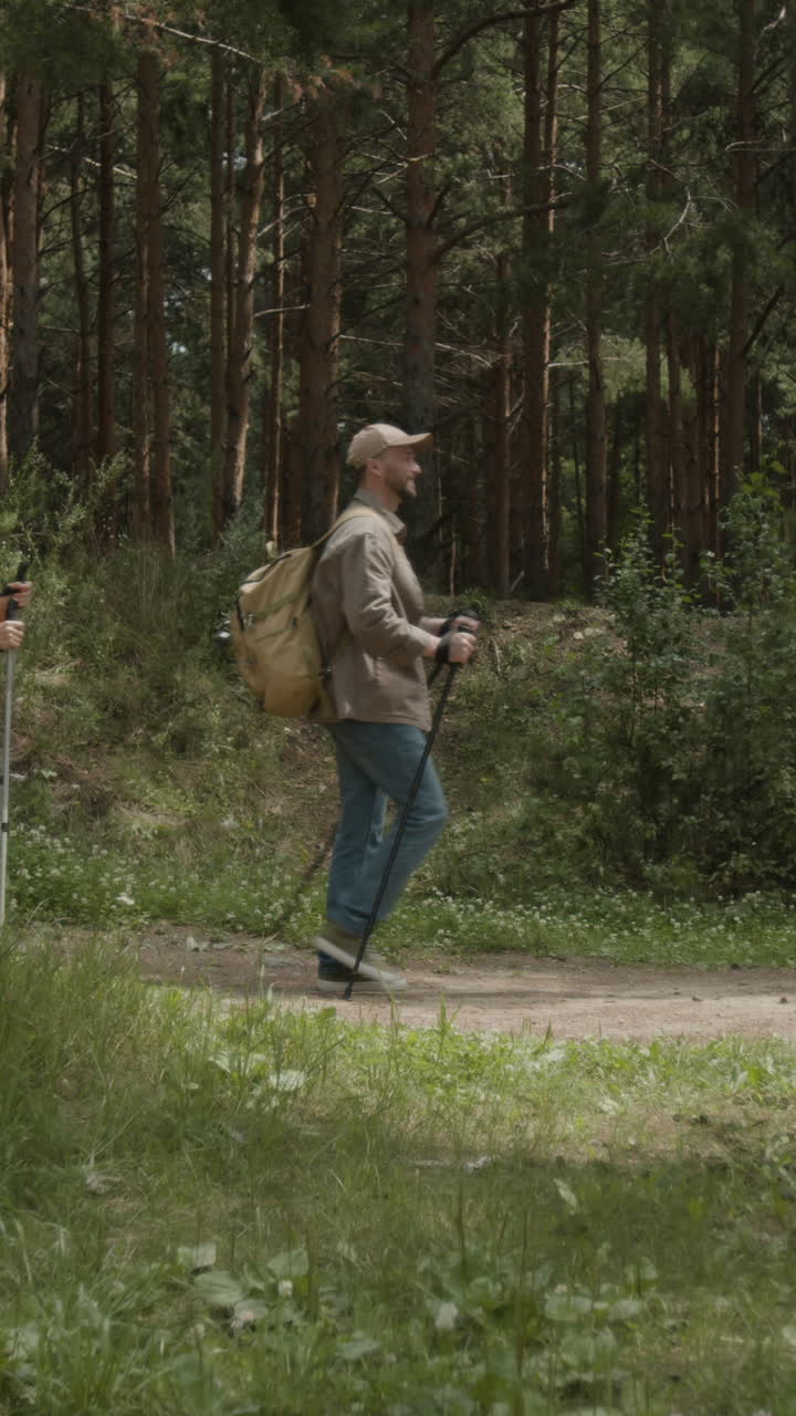 gente haciendo senderismo en el bosque
