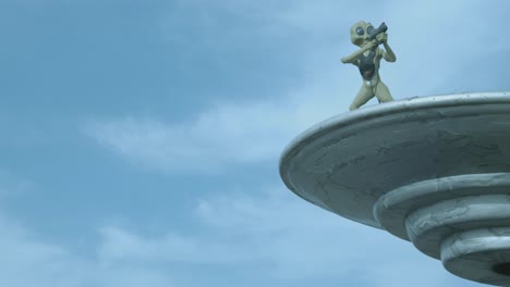 ufo o uap con un extraterrestre disparando en la parte superior