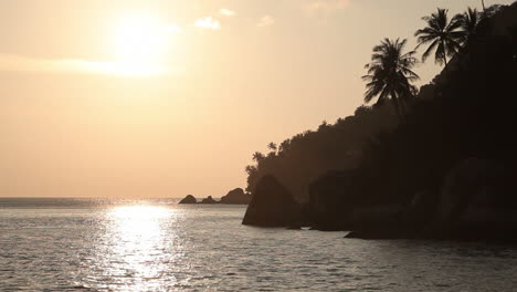 Schöner-Sonnenuntergang-Auf-Der-Malaysischen-Insel-Aur