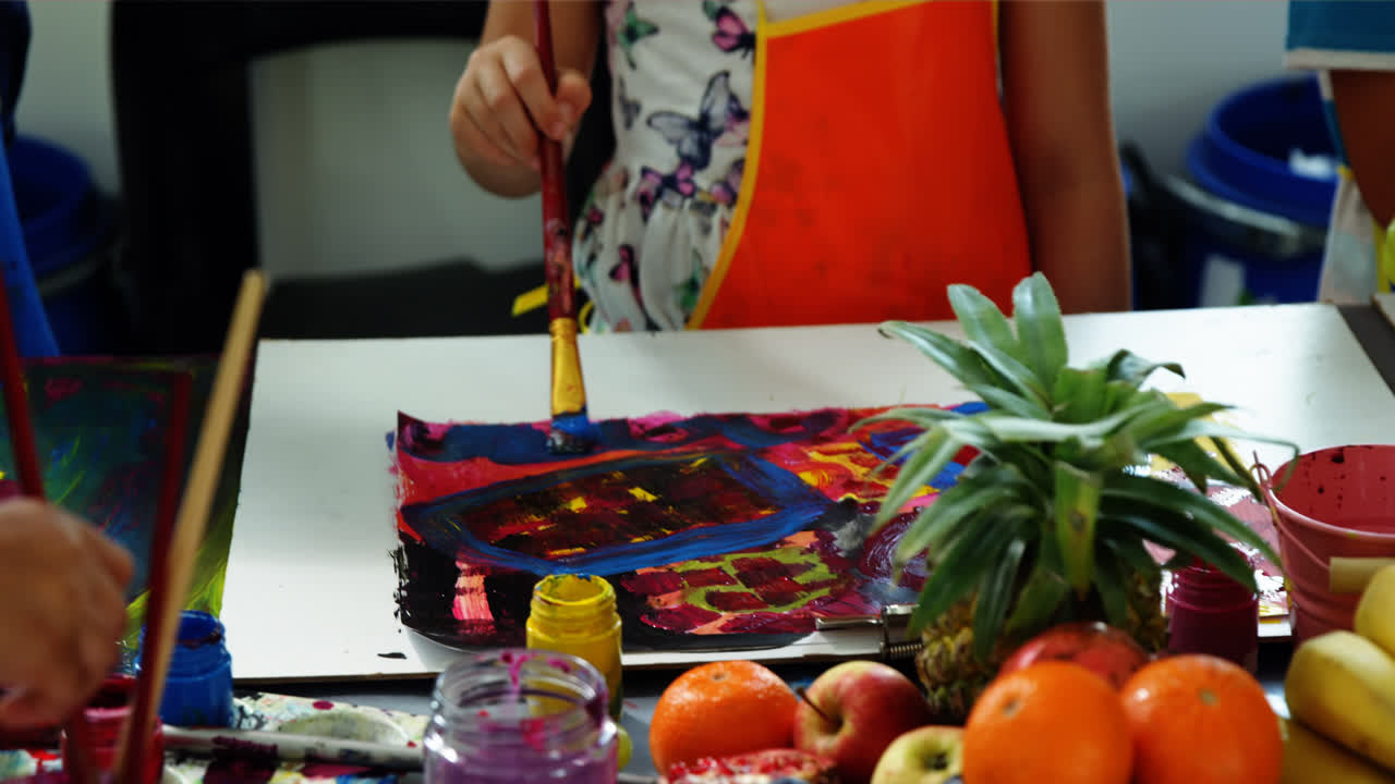 escolares atentos practicando el dibujo en la clase de dibujo