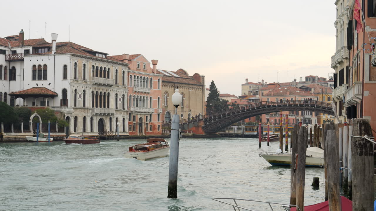 Ponte dell'Accademia - Barche in navigazione sul Canal Grande con il Ponte dell'Accademia a Venezia, Italia