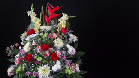 Beerdigungsblumenarrangement-Schieberegler,-Der-Weitschuss-Schwarzhintergrund-Schwenkt