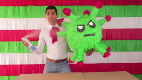 modelo hispano desinfectando una piñata de coronavirus