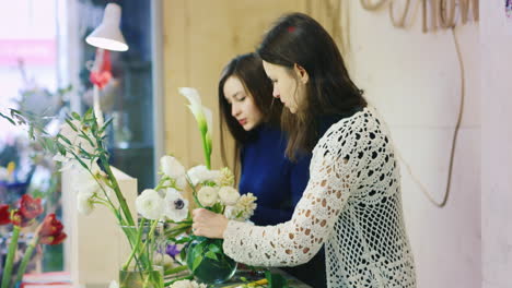 Dos-Mujeres-Trabajan-En-Una-Floristería-1