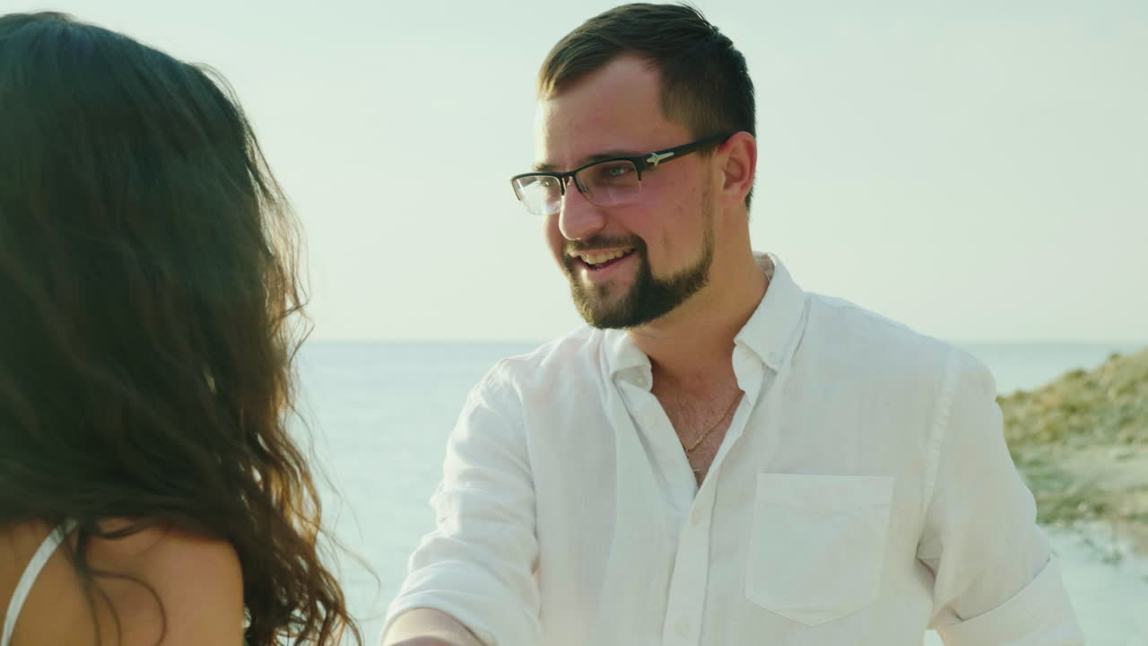 retrato de un joven atractivo bailando con su esposa en la playa gente feliz