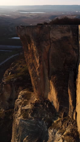 vista aérea de un acantilado alto con personas