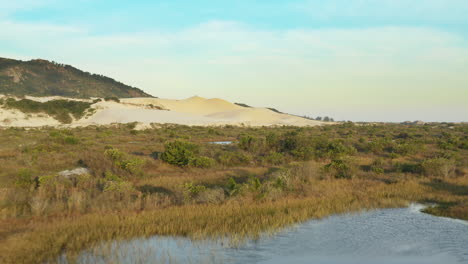 Vista-Cinematográfica-Aérea-Baja-De-Lagunas-De-Bancos-De-Arena-Y-Dunas-De-Arena-En-Praia-Da-Joaquina,-Ciudad-De-Florianópolis,-Santa-Catarina,-Brasil