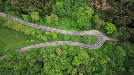 directamente encima de la vista de la conducción de automóviles en un camino sinuoso