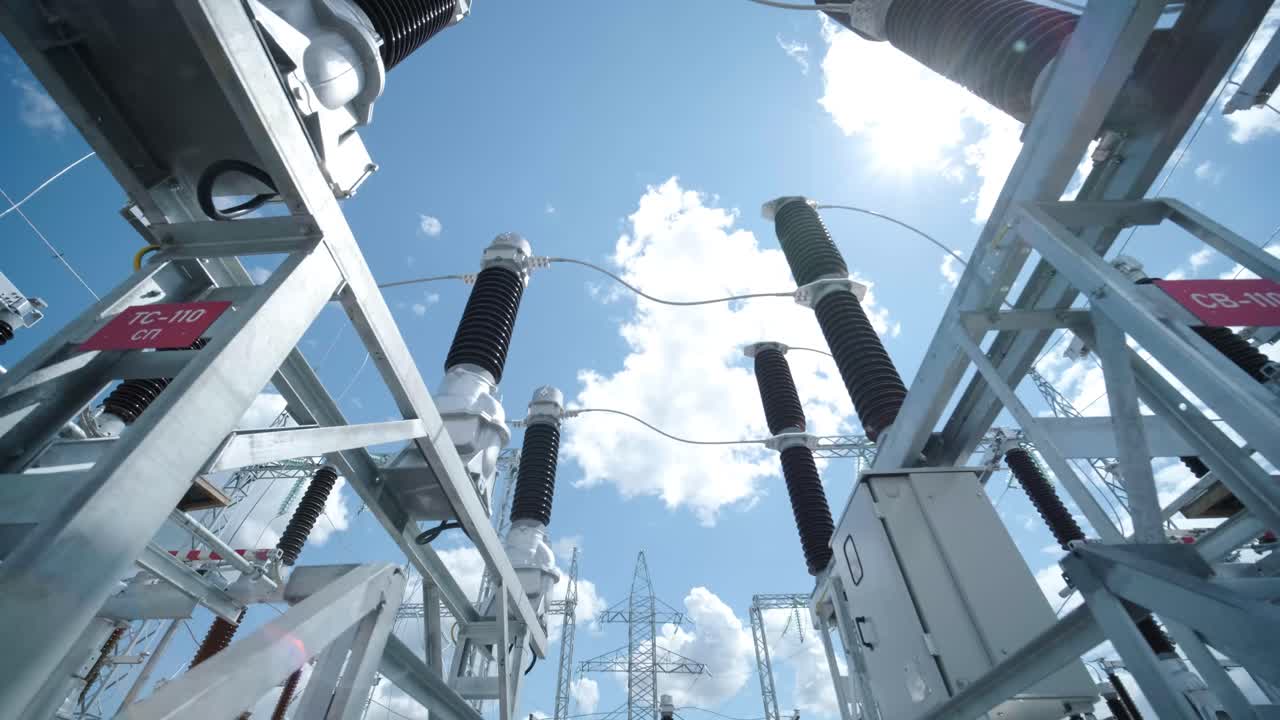 푸른 하늘 배경에 대한 전력 서브 스테이션의 많은 고전압 전기 단열기