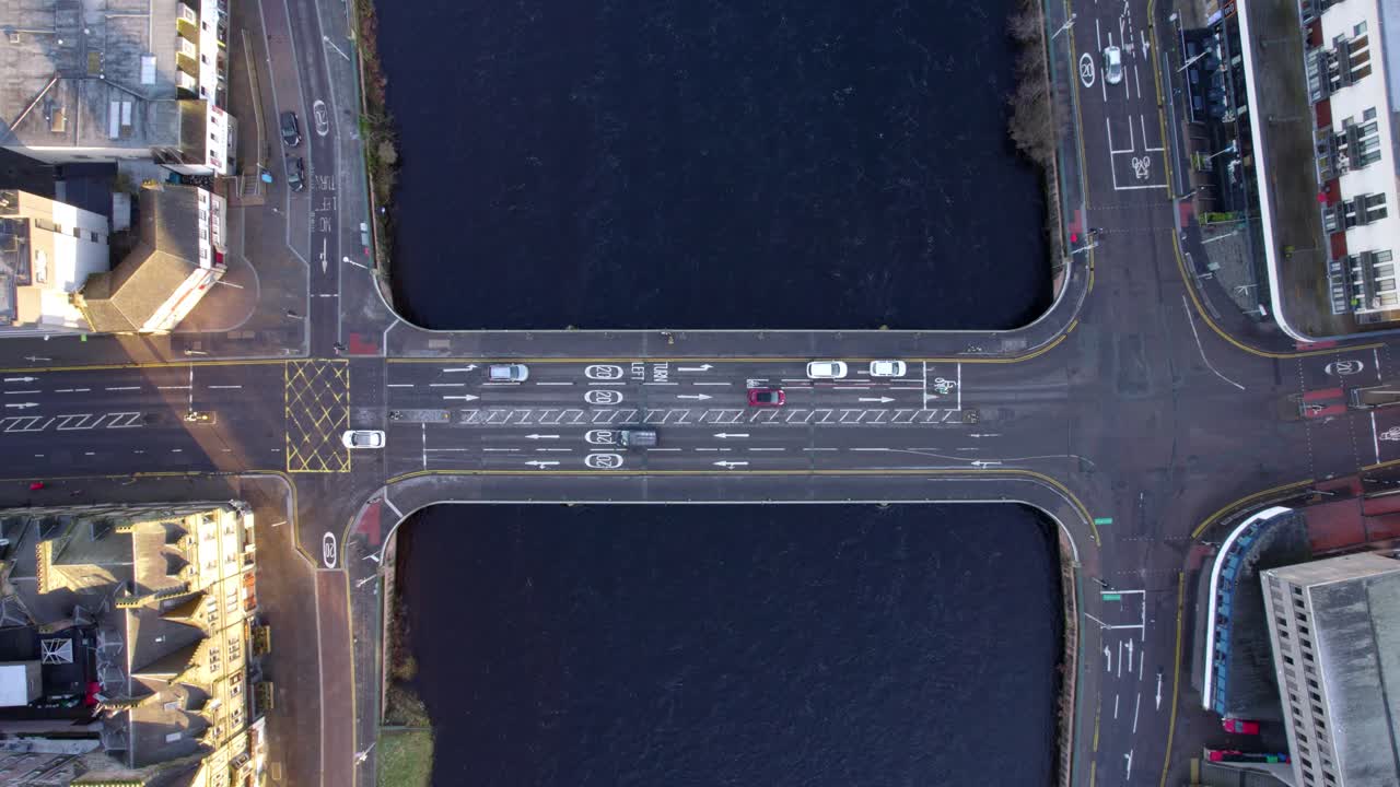 도시 흐름과 풍경을 강조하는 강을 가로질러 겨울에 다리를 건너는 차량