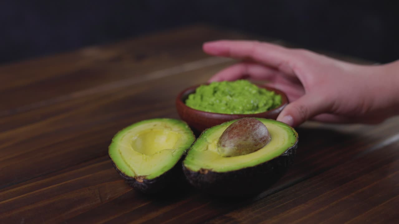 Cibo tipico cileno a base di avocado (palta), Cile, sfondo in legno, messa a fuoco selettiva