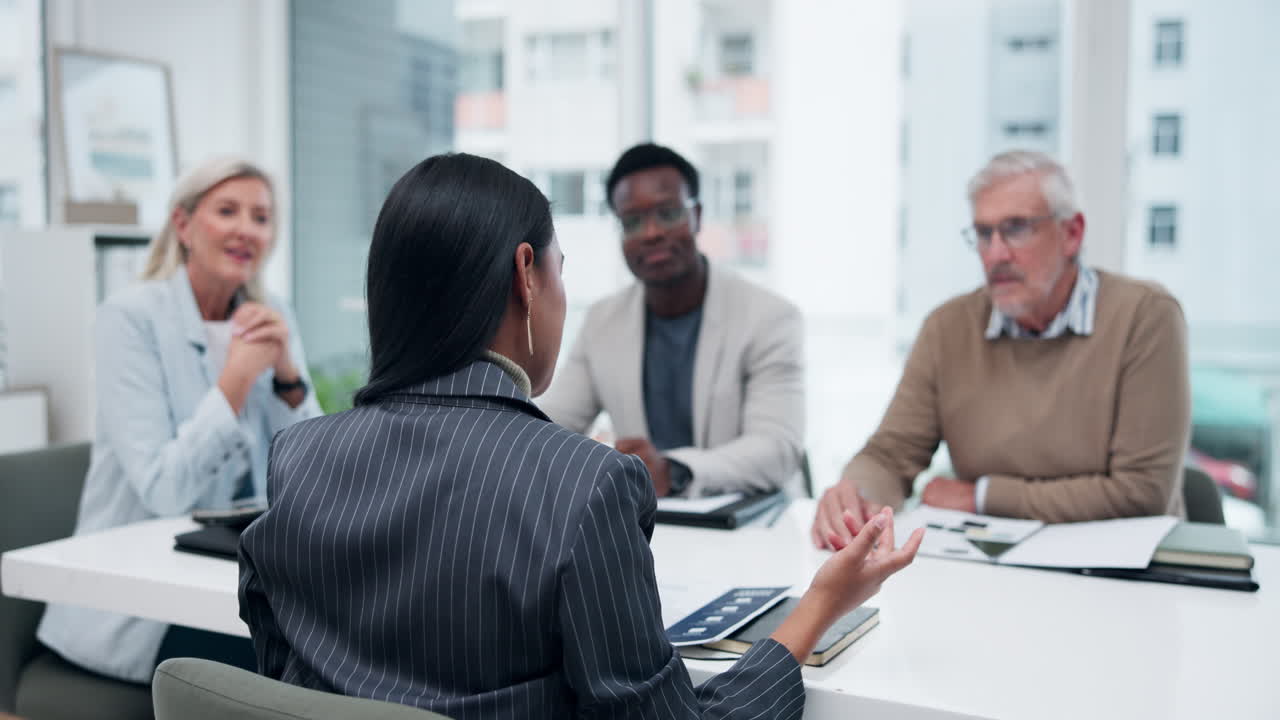 다양한 팀과 함께 비즈니스 회의