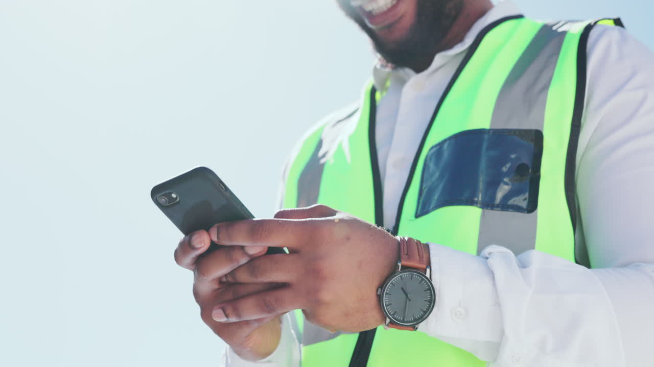 teléfono, mecanografía e ingeniería hombre manos para feliz
