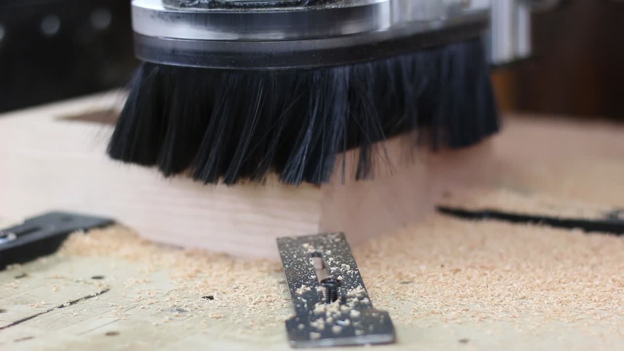 cnc 기계가 나무 공작물을 깊게 절단하고 있습니다.