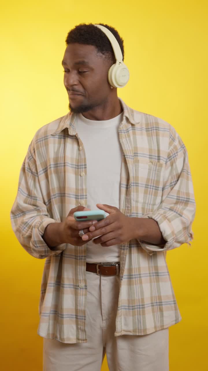 Uomo che ascolta la musica con le cuffie