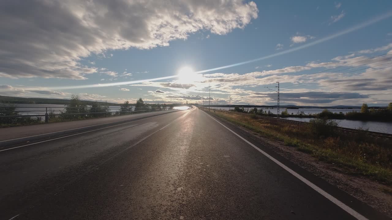 sun pov로 운전: 도로와 철로 양쪽의 물