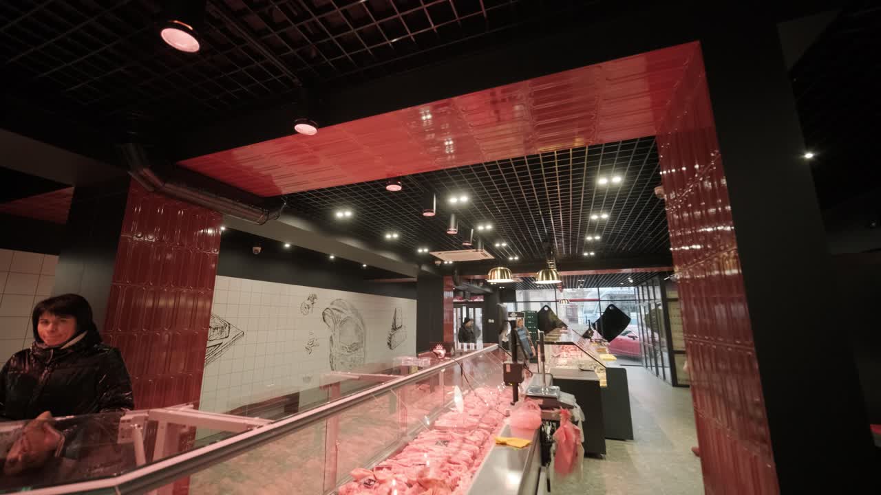 신선한 제품에 특화된 고기 가게: 끔하게 배열된 고기를 디스플레이 카운터에 전시하고, 깨하고 전문적인 소매 환경에서 고품질의 절단품을 선보입니다.