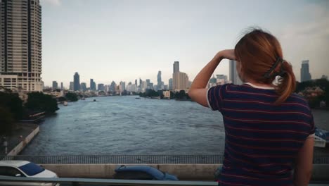 Reisende-Genießen-Die-Aussicht-Auf-Die-Stadt-Bangkok,-Thailand,-Vom-Chao-Phraya-River-View-Sky-Park-Aus