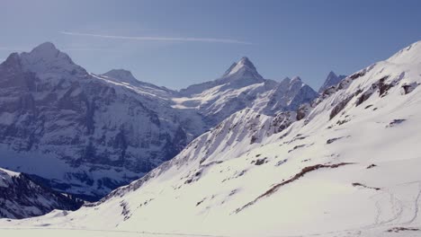 Luftdrohnenaufnahmen-Der-Winterlandschaft-In-Den-Schweizer-Alpen