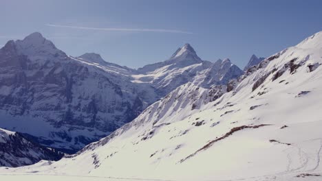 imágenes aéreas de drones del paisaje invernal en los alpes suizos