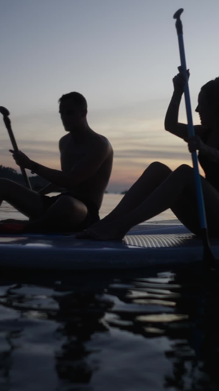 해가 지면 패들보드 타기