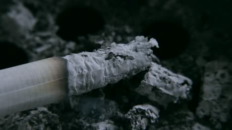 Nahaufnahme-Tödlicher-Zigarettenverbrennung-Mit-Asche-Und-Rauch,-Ungesunder-Und-Schädlicher-Suchthintergrund