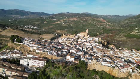 pueblo de montaña blanco de iznajar y castillo en andalucía, españa - antena 4k dando vueltas