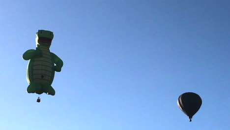 globos aerostáticos en el cielo, dragón volando