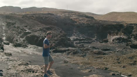 viajero masculino caminando cerca del agujero de soplo