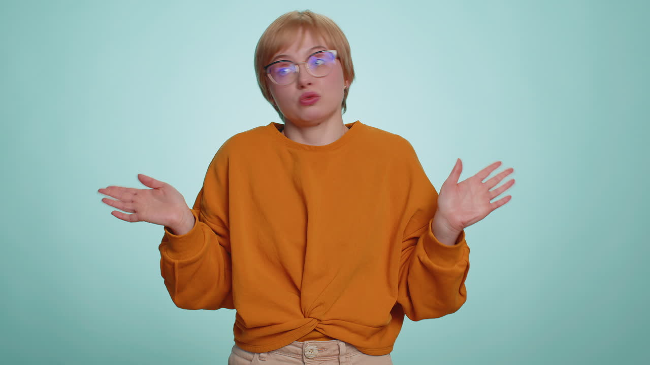 혼란스럽고 한 불확실한 여성은 무기력하고 당황스럽고 혼란스러운 어려운 질문으로 손을 들어 올립니다.