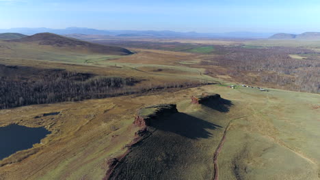 Flug-über-Berge-Mit-Vögeln