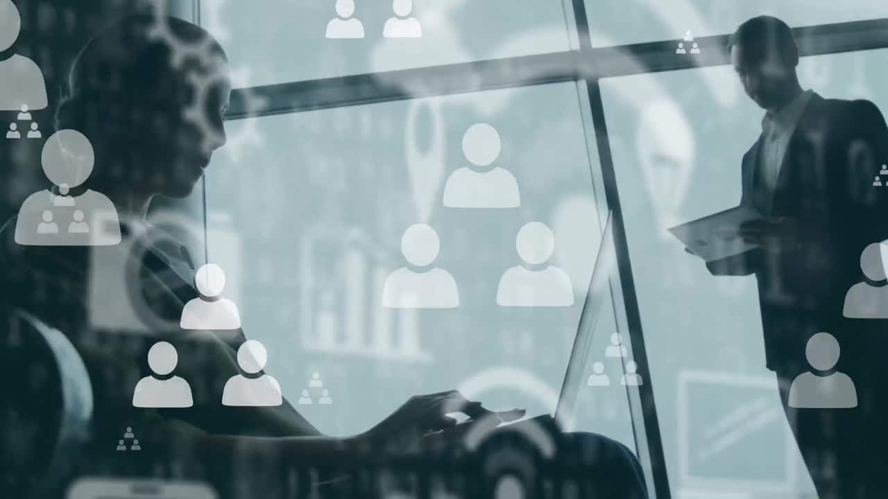 Animaatio digitaalisista kuvakkeista liikeihmisten käyttäessä kannettavaa tietokonetta ja tablettia.