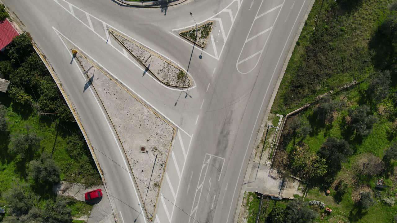 un lapso de tiempo de arriba hacia abajo de una intersección de carreteras con automóviles que pasan