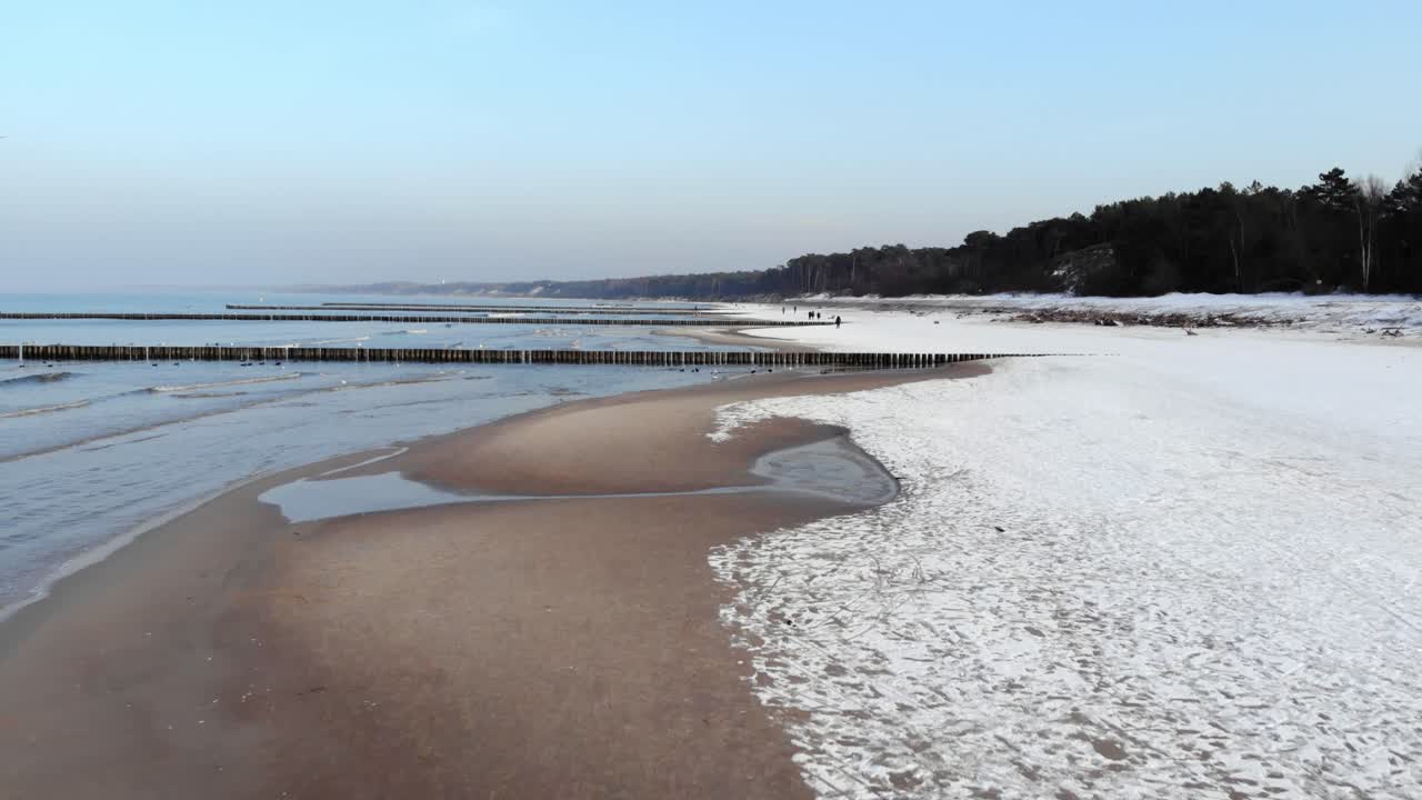 겨울에 ustka에서 모래 해변의 공중 샷