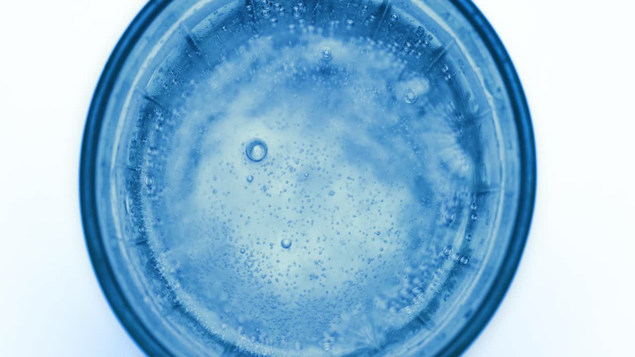 파란색 추상적인 배경에 물에 산소 거품