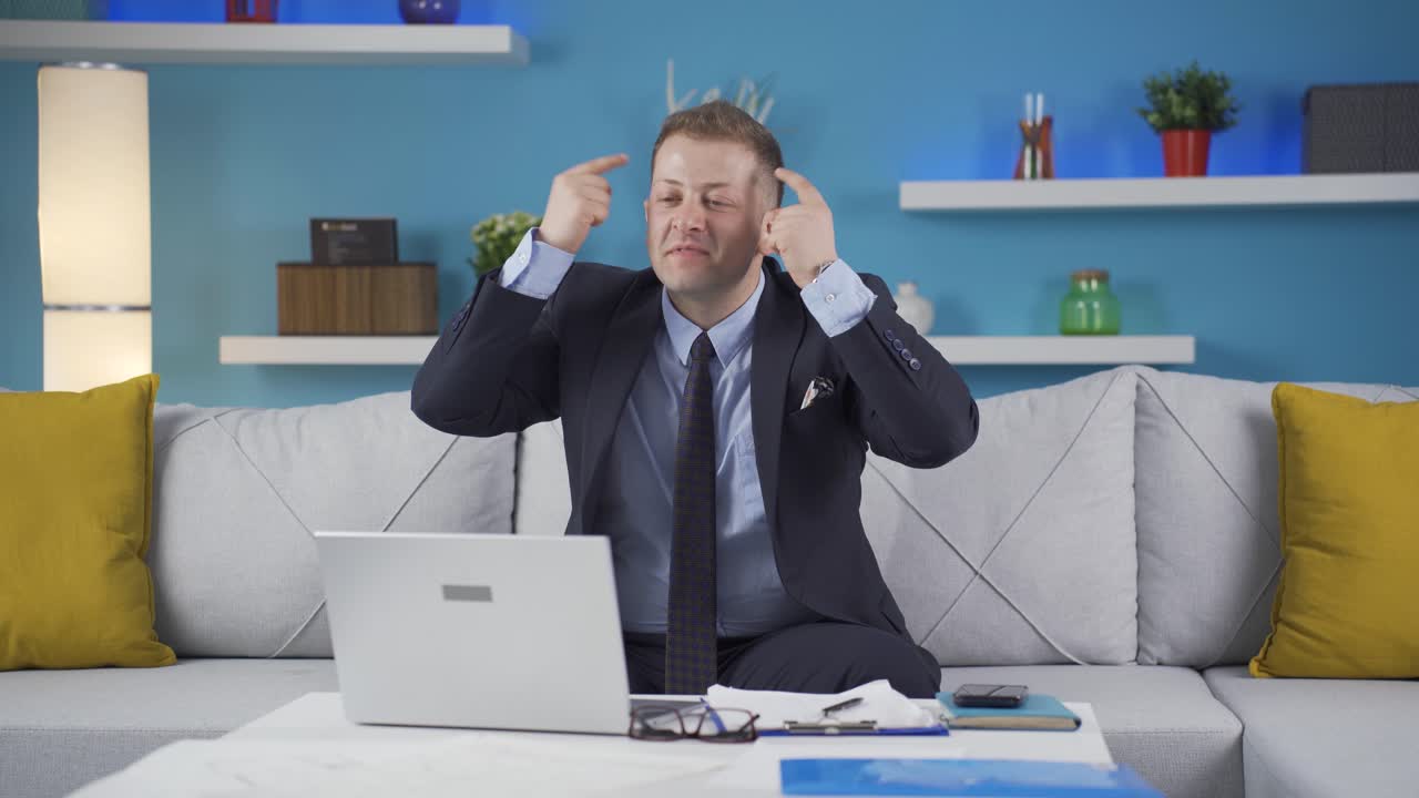 человек, работающий на дому, ведет себя умно и умно.