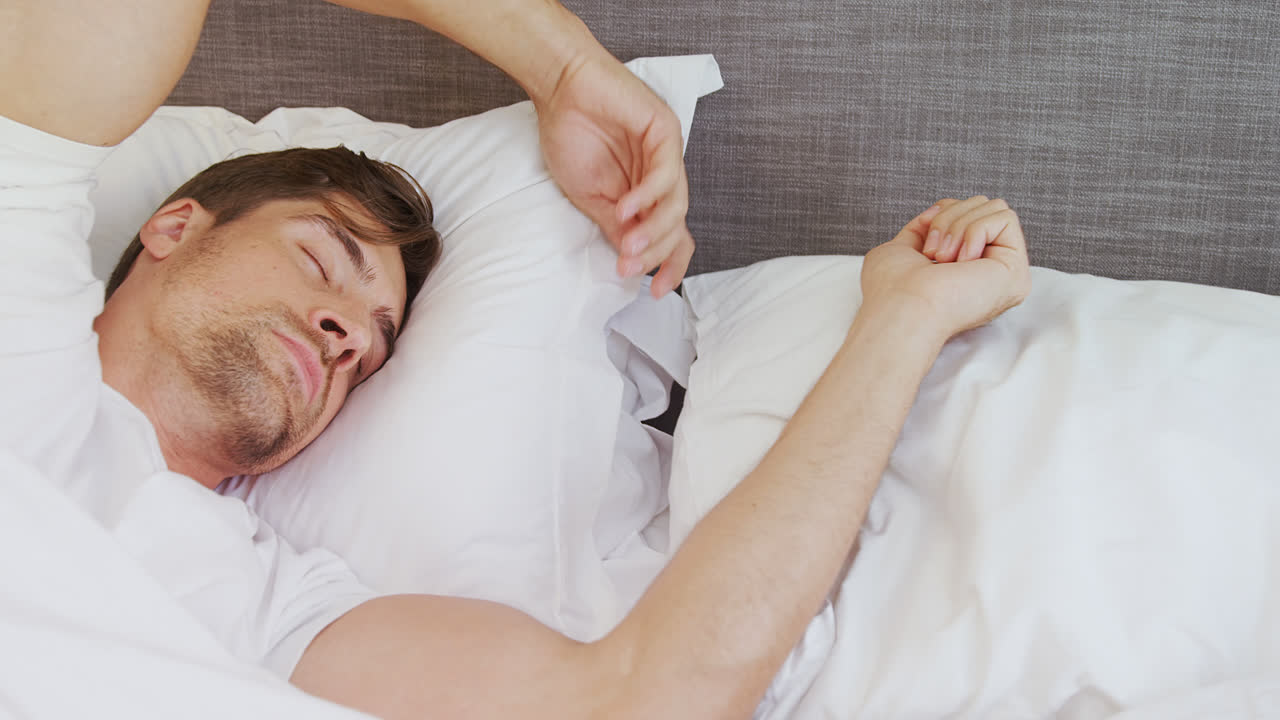 침실에서 침대에 잠을 자고 있는 젊은 남자 4k 4k