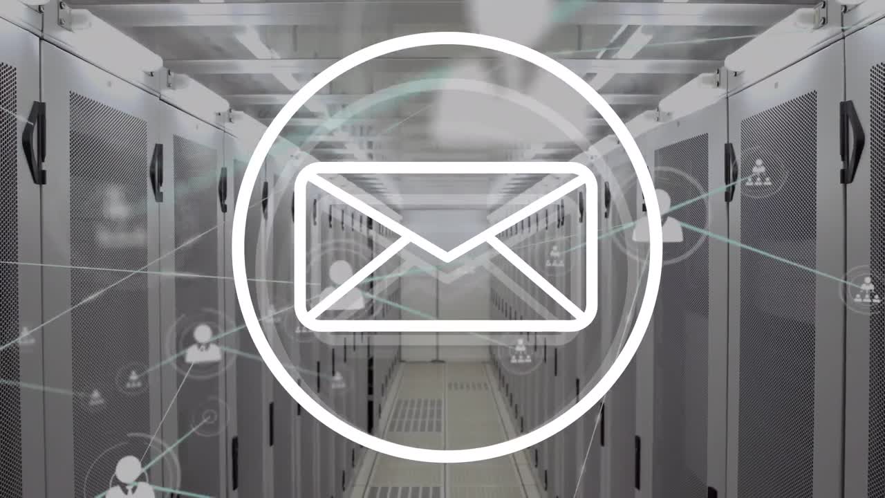 Animazione di icone messaggio e una rete di icone profilo su sfondo sala server per computer.