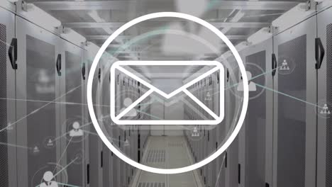 animación de los iconos de los mensajes y la red de iconos de perfil contra la sala de servidores de computadoras