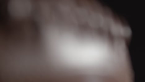 미국 축구를 따는 사람의 초점을 잃은 클로즈업 스튜디오 샷