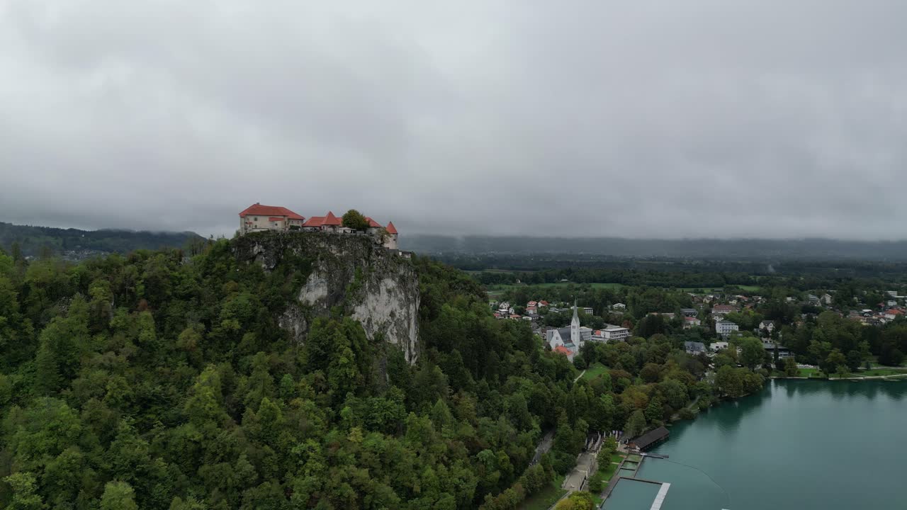 Castello di Bled, Slovenia, vista aerea con drone in ascesa.