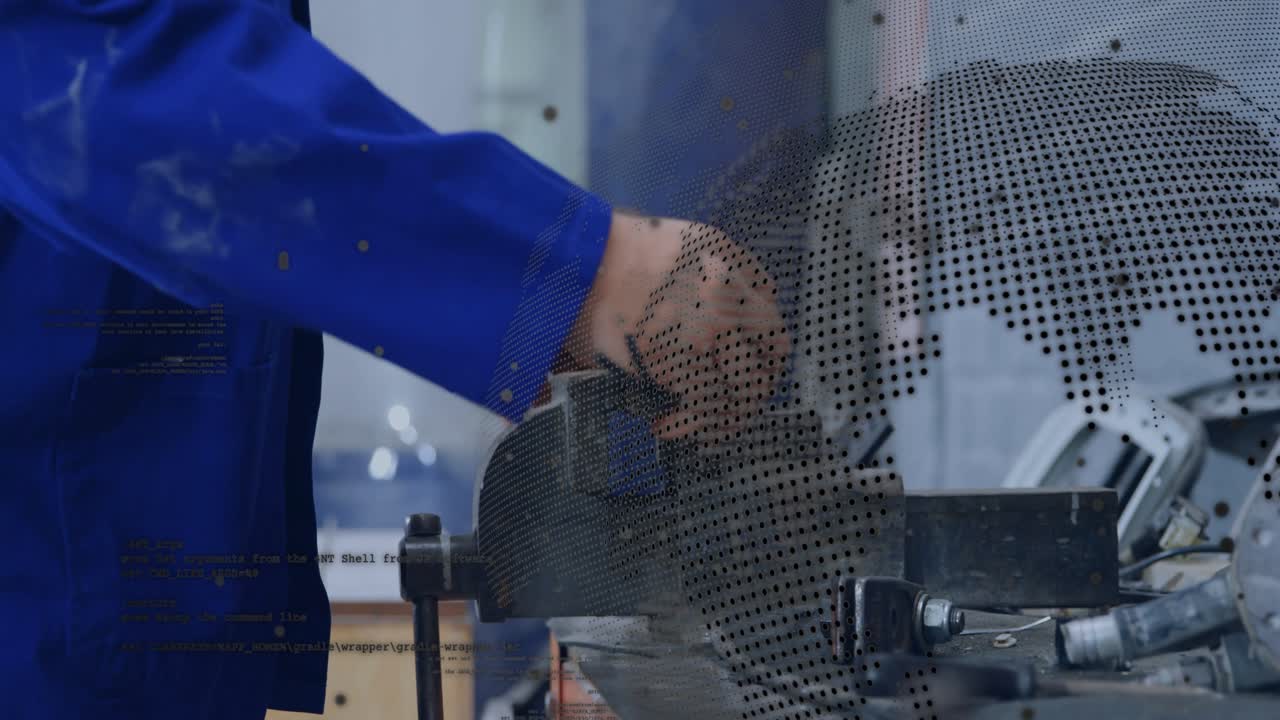 Operaio che posiziona una staffa in una morsa, con un pannello animato punteggiato che mostra un morsetto che fissa il pezzo in officina.