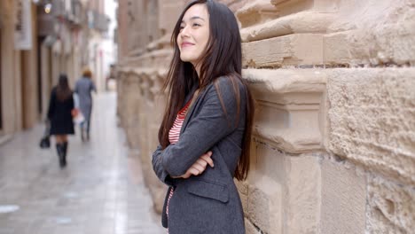 Mujer-Elegante-Parada-Esperando-En-Un-Callejón-Urbano