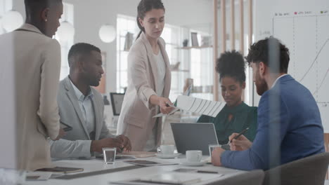 Managerin-Des-Unternehmensteams-Beim-Brainstorming-Mit-Kollegen,-Die-Projektstrategie-Besprechen-Und-Ideen-Im-Büro-Austauschen