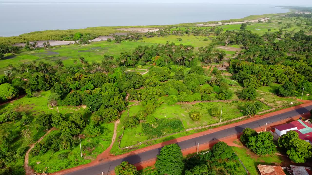 pueblo étnico tribal africano con chozas