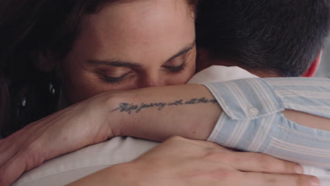 pareja feliz abrazando a una mujer hermosa abrazando a su novio compartiendo una relación amorosa íntima en casa