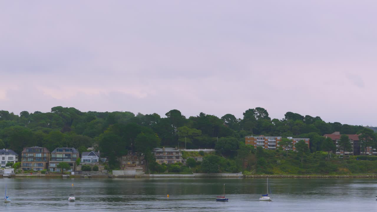 vista matutina desde el mar del vecindario rico bancos de arena de poole, dorset, reino unido 4k
