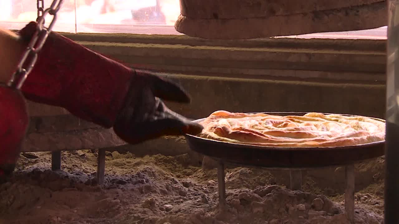 hornear burek con carne en una pastelería tradicional en bascarsija en sarajevo, bosnia