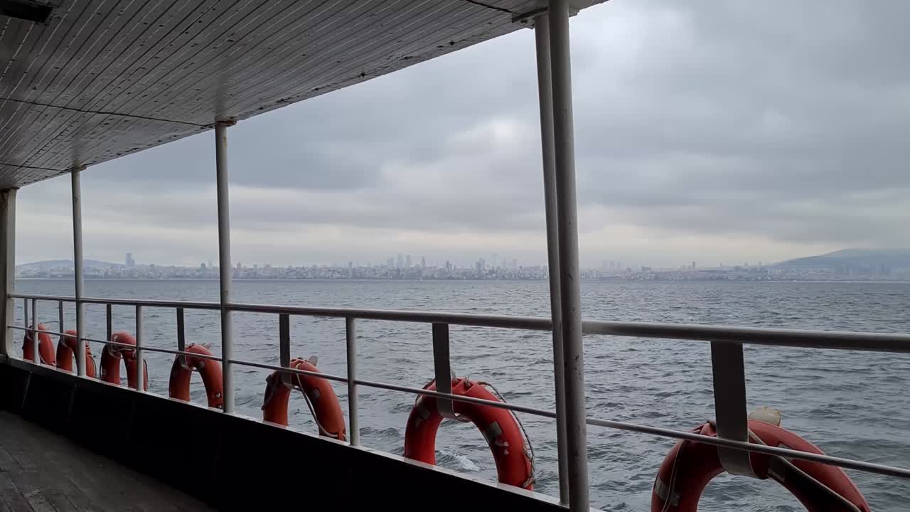 보스포루스 해협 에 있는 이스탄불 항구 의 배 에서 볼 수 있는 모습